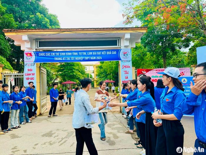 Thí sinh tại điểm thi Trường THPT 1/5 (Nghĩa Đàn) Ảnh: Minh Thái
