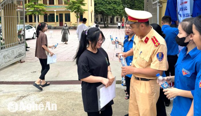 Thí sinh tại điểm thi Trường THPT Anh Sơn 2. Ảnh: Thái Hiền