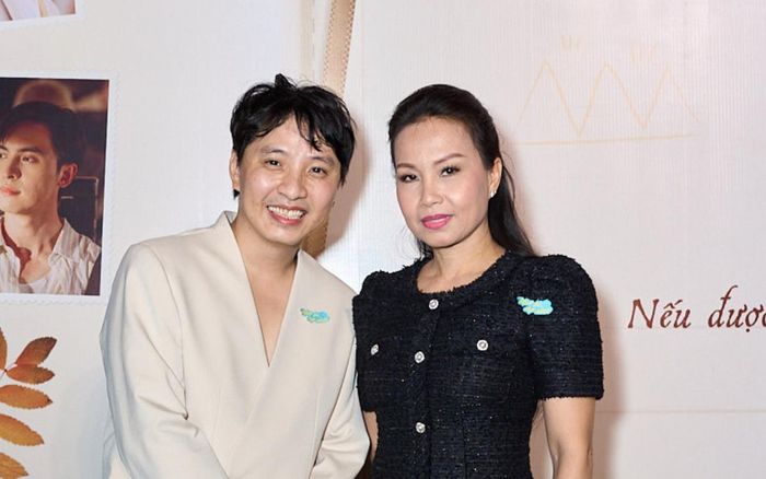 Ca sĩ Cẩm Ly trẻ trung trong bộ váy tweet đen, hội ngộ Vũ Khắc Tuận.