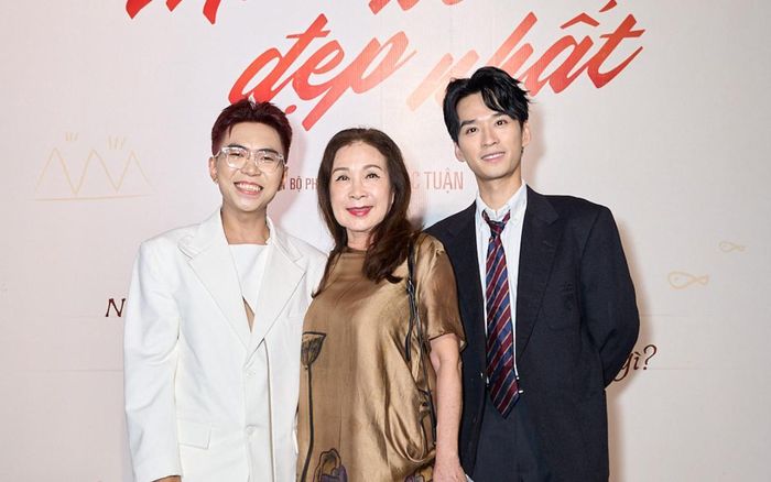 NSND Kim Xuân diện đầm màu vàng đồng sang trọng, gần đây nhất, phim Quỷ Cẩu do bà đóng chính đã vượt doanh thu trăm tỷ tại phòng vé Việt.