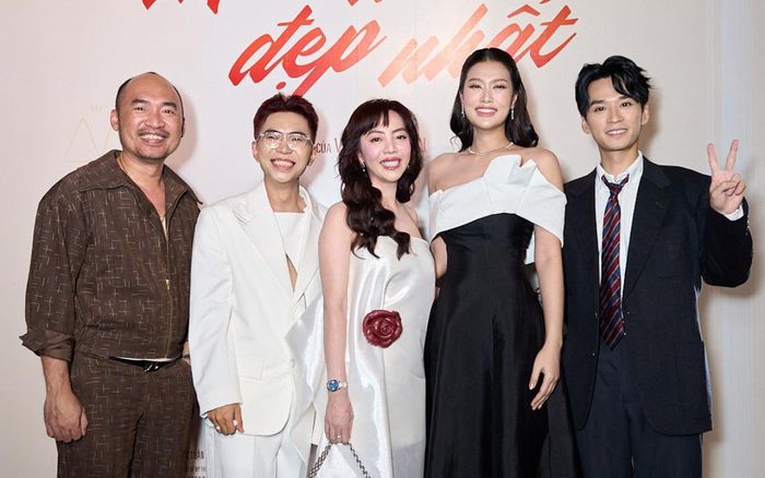 Tiến Luật, Minh Dự, Thu Trang, Đoàn Thiên Ân, Trần Nghĩa (từ trái sang) rạng rỡ trên thảm đỏ sự kiện. Trong đó, diễn viên Thu Trang gây sốt bởi diện mạo trẻ trung, không hề lép vế khi đứng cạnh đàn em Đoàn Thiên Ân.