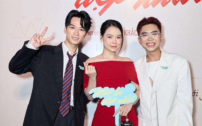 "Mẹ hai con" Sam diện đầm đỏ nổi bật, cô nàng gây bất ngờ với vóc dáng thon thả chỉ sau vài tháng sinh nở.