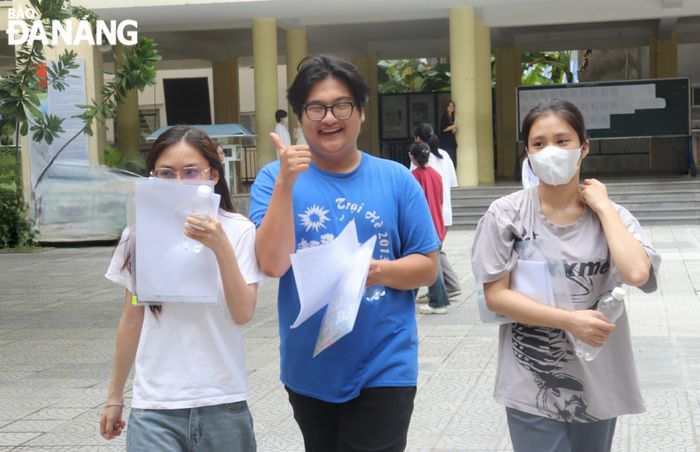 Thí sinh khá hài lòng với đề thi Ngữ văn sáng nay. Ảnh: NGỌC HÀ