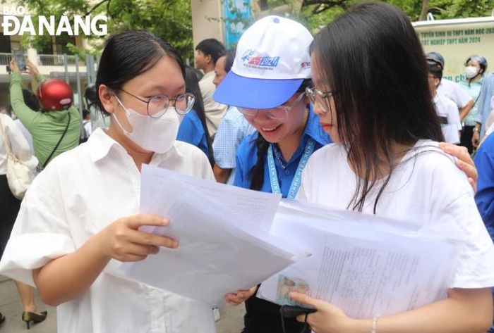 Thí sinh trao đổi bài sau khi kết thúc môn Ngữ văn. Ảnh: NGỌC HÀ
