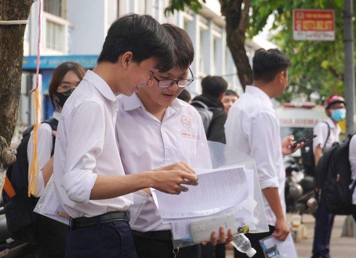 Thí sinh tại Điểm thi Trường THPT TP Sa Đéc trao đổi sau khi hoàn thành bài thi môn Toán