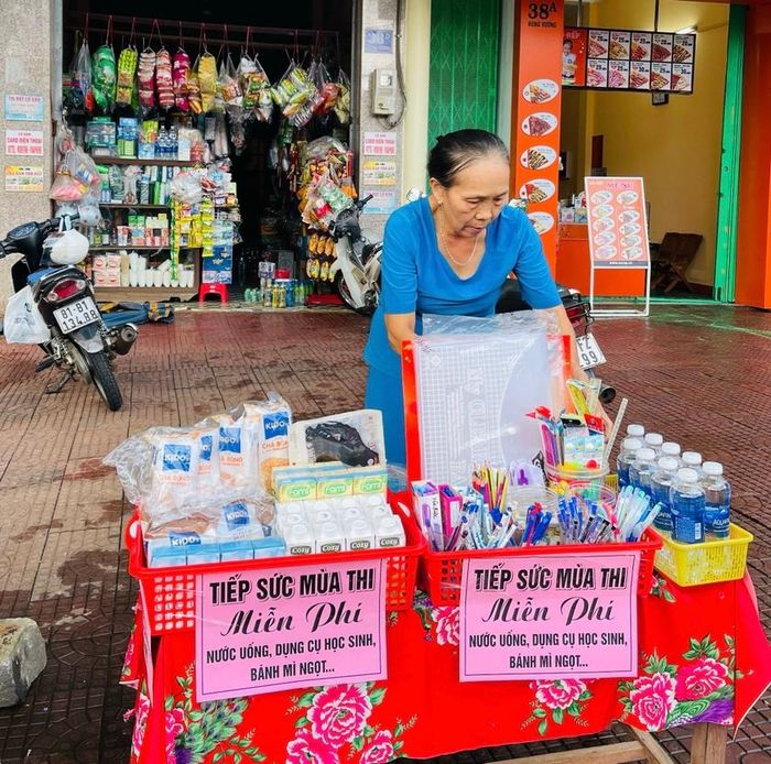Bà Trần Thị Lý chuẩn bị đồ dùng để sẵn sàng hỗ trợ thí sinh. Ảnh: M.N