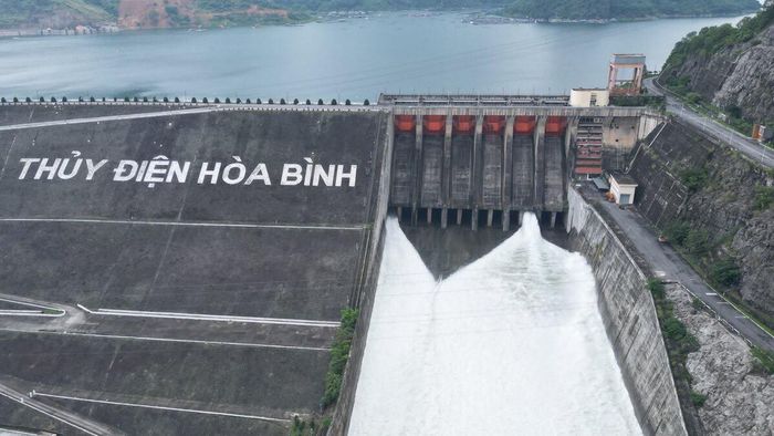Ông Phạm Văn Vương, Giám đốc Công ty Thủy điện Hòa Bình, cho biết tính đến chiều tối 25/6, mực nước tại thủy điện là 111,54m (mực nước chết là 80m); lưu lượng về khoảng trên 3.500m3/s; chạy máy và xả 3.850m3/s.