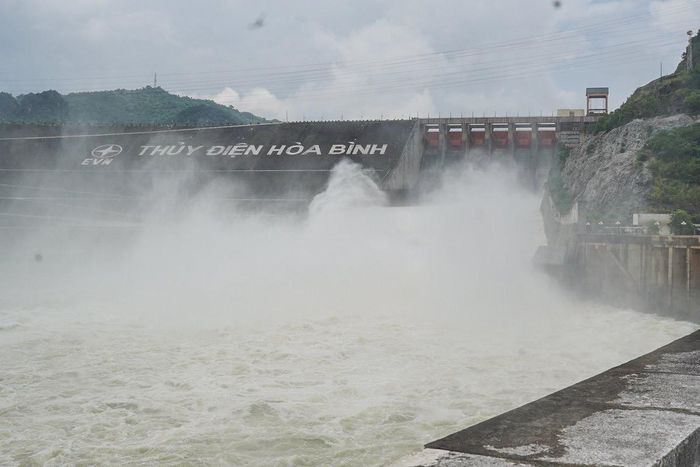 Tại thành phố Hòa Bình, nơi gần nhất với đập thủy điện, nước sông dâng lên rất nhanh, che phủ các hàng cỏ cây ven sông xanh tốt sau nhiều tháng không có nước lũ tràn qua. 