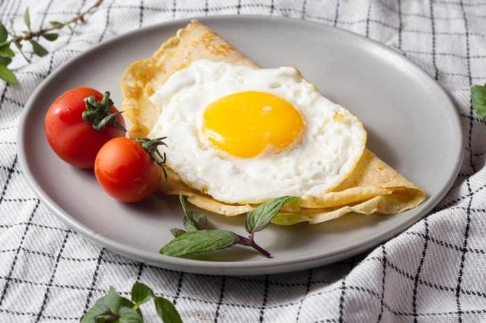 Trứng khi ăn sống hoặc chưa nấu chín có thể là nguồn gây ngộ độc thực phẩm.
