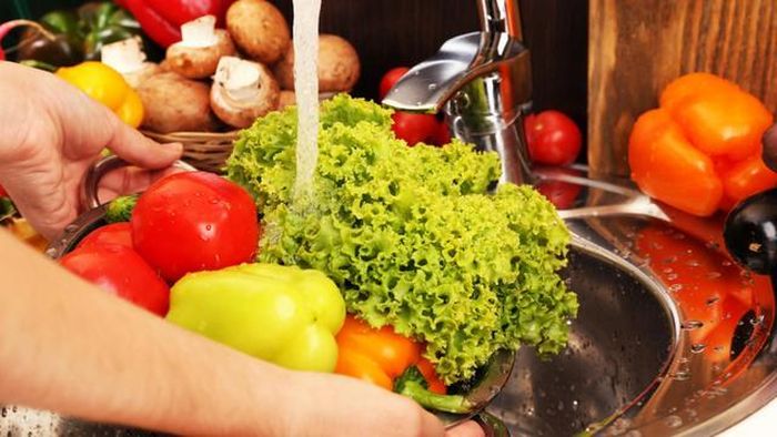 Rửa sạch rau, củ quả dưới vòi nước chảy là cách giảm thiểu nguy cơ ngộ độc thực phẩm.