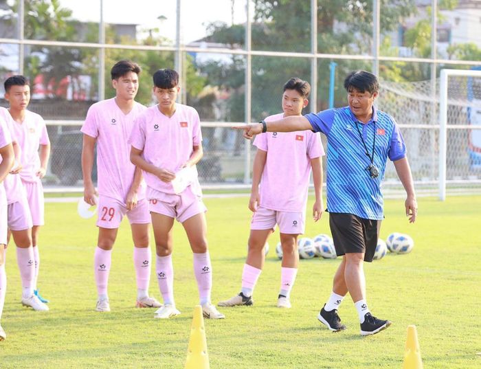HLV Trần Minh Chiến truyền kinh nghiệm cho các cầu thủ U16 Việt Nam trước trận gặp U16 Myanmar.Ảnh: VFF