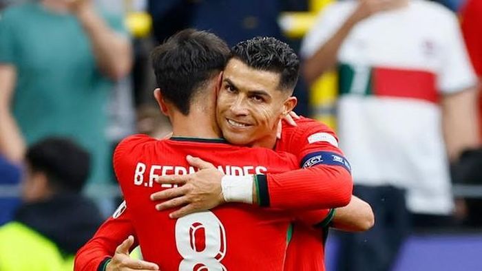Ronaldo ôm Bruno sau khi đồng đội ghi bàn ấn định chiến thắng cho Bồ Đào Nha ở lượt hai bảng F gặp Thổ Nhĩ Kỳ tại Euro 2024. Ảnh: Reuters