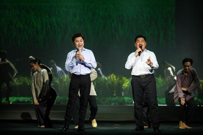 Ca sĩ Quốc Đại (trái) và bác sĩ Lê Hành song ca “Tình đất đỏ miền Đông”. Ảnh: Văn Hà