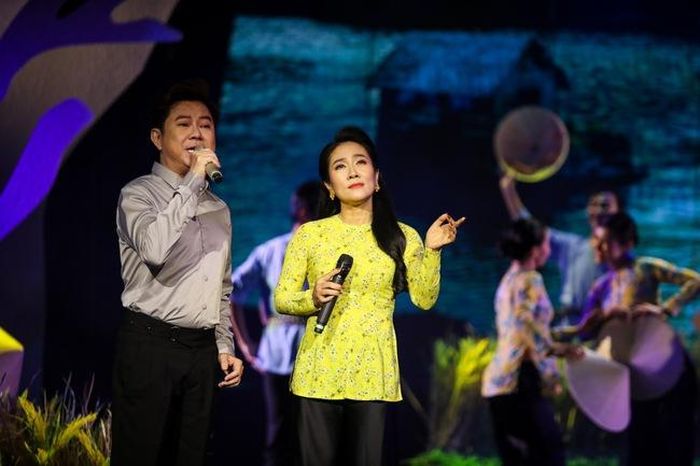 NSƯT Vân Khánh (phải) và ca sĩ Quốc Đại song ca “Trên mảnh đất tình người”. Ảnh: Văn Hà