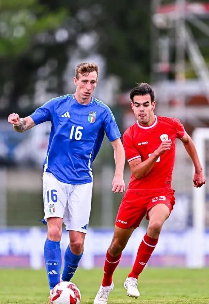 Jens Raven (phải) sẽ khoác áo U19 Indonesia thi đấu tại giải U19 Đông Nam Á sắp tới