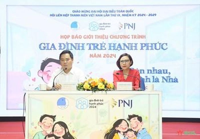 Đại diện Ban tổ chức thông tin về chương trình gia đình trẻ hạnh phúc năm 2024.