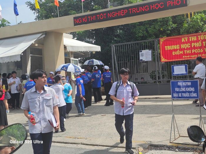 Những thí sinh tự tin làm bài xong trước thời gian quy định.