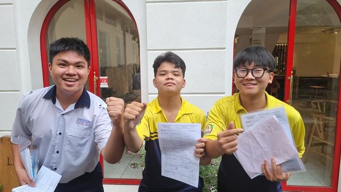 Những thí sinh rạng rỡ, tự tin đạt điểm cao môn Toán trường THPT Bùi Thị Xuân 