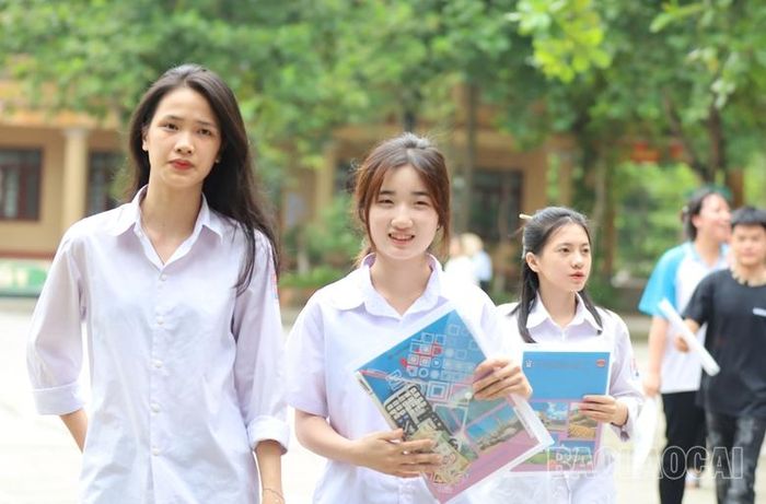Các thí sinh làm bài thi Khoa học xã hội cho biết đề thi không quá khó.