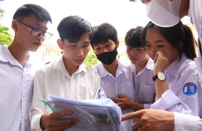 Trao đổi bài sau giờ thi.