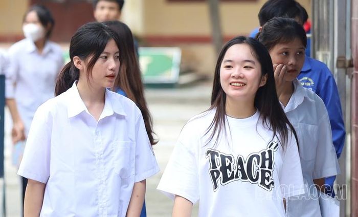 Thí sinh Bảo Yên rời phòng thi với tâm trạng phấn khởi.