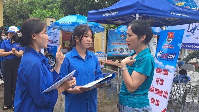 Cô giáo Thu Hương hỏi thăm tình hình làm bài của học trò.