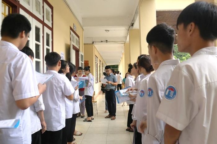 Giám thị gọi thí sinh vào phòng thi.