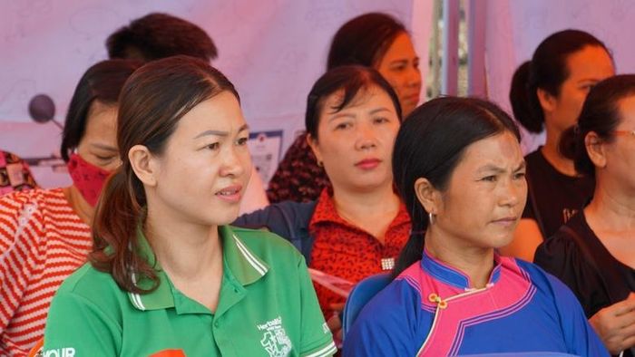 Ngay từ sáng sớm, các bậc phụ huynh đã tập trung đông tại các cổng trường thi.