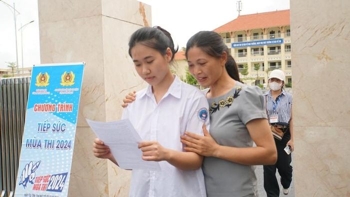 Cùng con trao đổi lại bài thi.