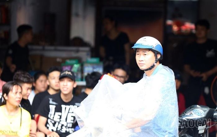 Những ánh mắt hướng về cánh cổng phòng thi.