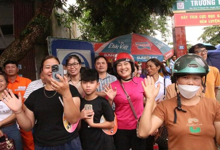 Bước ra khỏi phòng thi, các thí sinh được chào đón bằng những nụ cười của cha mẹ.