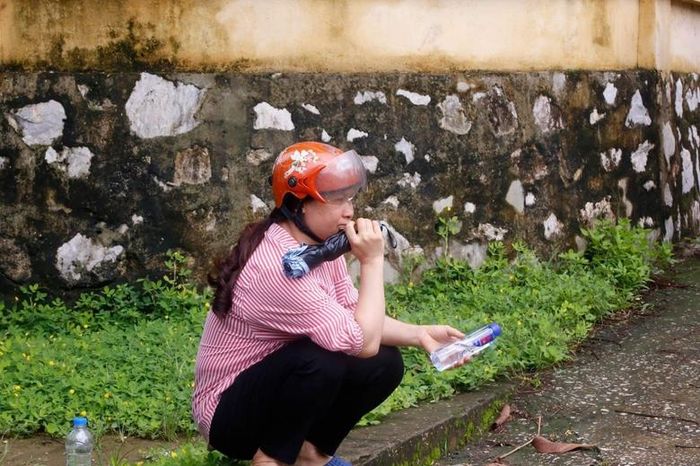 Tâm trạng ai nấy đều lo âu, trông ngóng.