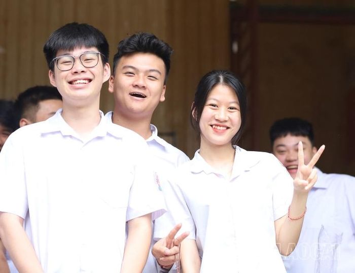  Thí sinh phấn khởi sau khi hoàn thành kỳ thi quan trọng của cuộc đời. 