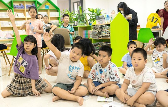 Các em thiếu nhi hào hứng tham gia trả lời đố vui.