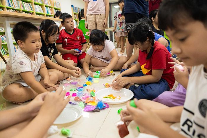 Các em sáng tạo các sản phẩm với đất nặn.