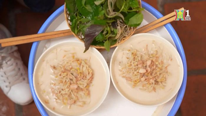 Bát bánh đúc nộm ngon không thể thiếu vắng sự có mặt của các loại rau sống.