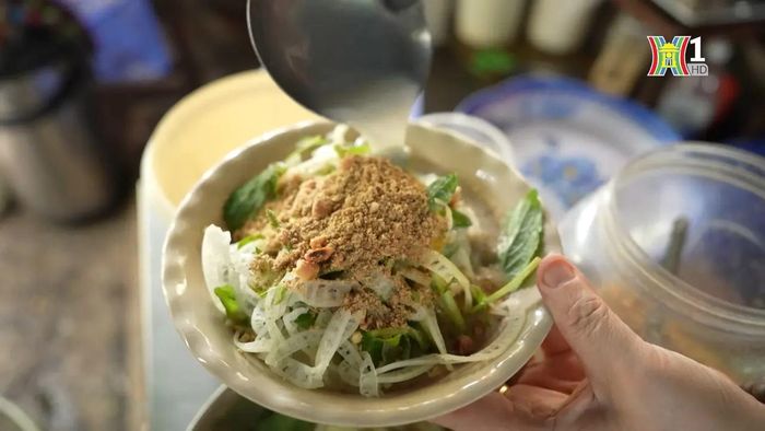 Nguyên liệu chính của món bánh đúc nộm là bánh đúc cắt sợi và nước canh lạc vừng, thêm chút giá chần đơn giản. Trong đó, yếu tố làm nên sự khác biệt của bánh đúc nộm nằm ở chính phần nước canh chan kèm.