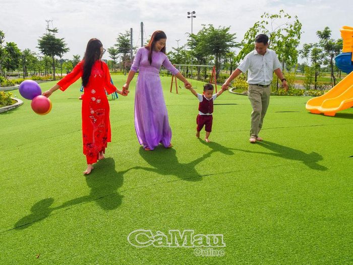 Khoảnh khắc cùng vui chơi của các thành viên trong gia đình anh Trần Văn Tạo và chị Huỳnh Thị Vis Phương, Khóm 2, phường Tân Thành, TP Cà Mau.