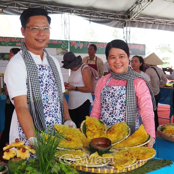 Vợ chồng anh Trương Thanh Nhã và chị Nguyễn Bích Liễu (cán bộ Hội Liên hiệp Phụ nữ huyện Trần Văn Thời) rất vui vẻ, hạnh phúc khi cùng nhau tham gia thi đổ bánh xèo trong Ngày hội Bánh dân gian năm 2024.