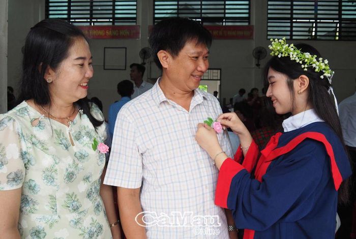 Khoảnh khắc hạnh phúc của gia đình chị Nguyễn Thị Hoàng Diệu, Khóm 6, Phường 1, TP Cà Mau, trong giây phút con gái cài hoa tri ân ba mẹ trong ngày lễ trưởng thành.