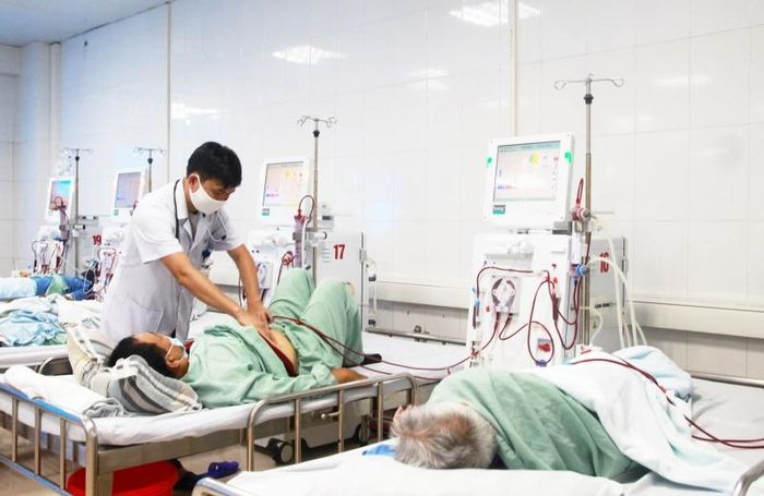  Bệnh nhân suy thận phải chạy thận nhân tạo tại Bệnh viện Bãi Cháy. Ảnh: BVCC. 