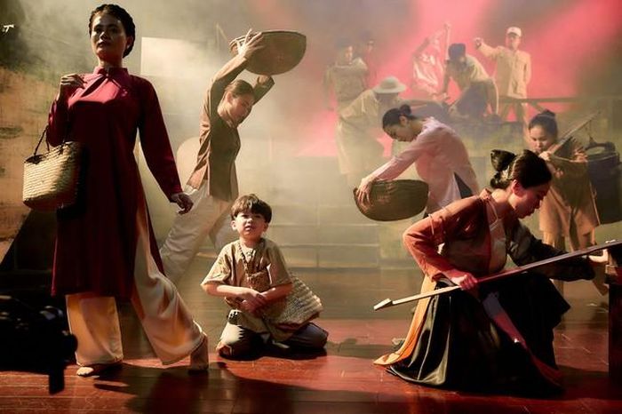 Một cảnh trong vở nhạc kịch “Bỉ vỏ”
