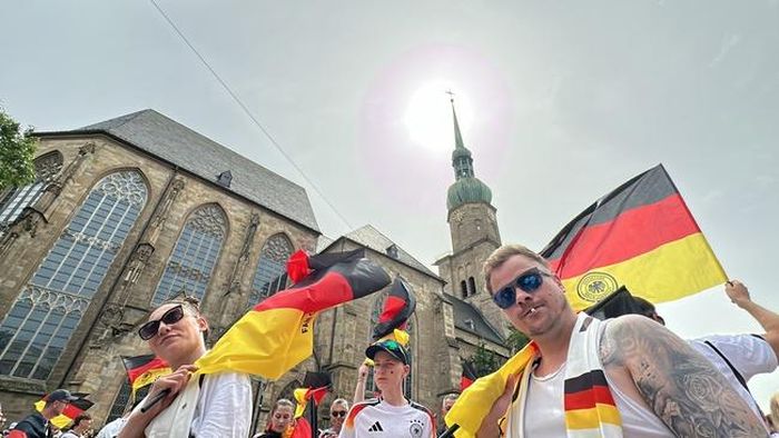 Hàng nghìn cổ động viên Đức đã đổ về trung tâm Dortmund cho buổi "quẩy" do Hiệp hội cổ động viên Đức tổ chức