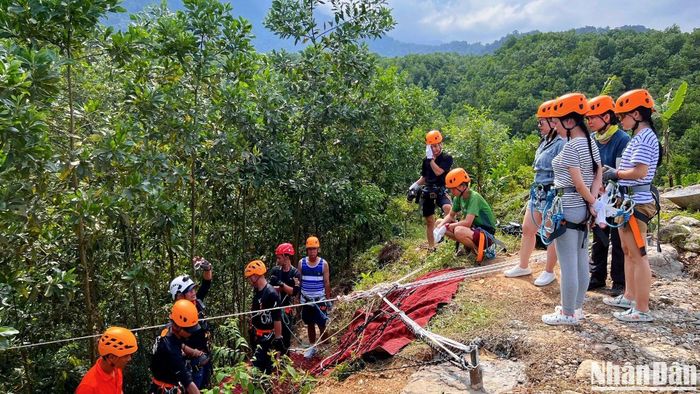 Để bảo đảm an toàn, người tham gia được thực hành các kỹ thuật canyoning và trượt zipline ngay tại một sườn đồi cạnh đó. Đội hướng dẫn, trợ lý an toàn luôn theo sát từng thành viên và hỗ trợ từ những bước đầu tiên. Du khách không nên quá lo lắng, tuy nhiên cần tập trung quan sát và tuân thủ những chỉ dẫn cơ bản. 