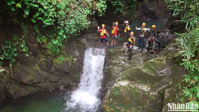 Sau khoảng 2 giờ đi bộ xuyên lối mòn trong rừng, du khách sẽ đến cụm thác Động Tiên gồm 3 thác liên tiếp. Các porter (người khuân vác đồ) và đội trợ lý an toàn Rope Team Việt Nam nhanh chóng sắp đặt, gia cố, kiểm tra hệ thống dây, móc, khóa an toàn... tại các điểm chơi canyoning và zipline.