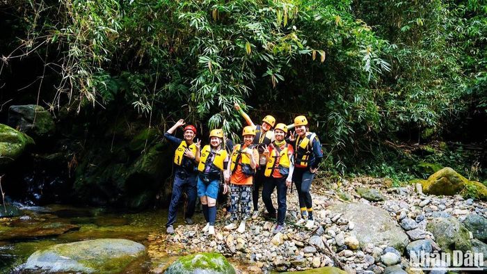 Theo anh Nguyễn Văn Thức, một thành viên sáng lập và điều hành Thái Nguyên Adventure, cộng đồng đam mê du lịch mạo hiểm ở Việt Nam gần đây phát triển nhanh chóng, riêng môn canyoning rất phổ biến ở Đà Lạt (Lâm Đồng), thu hút nhiều du khách quốc tế và du khách Việt trẻ. Du lịch kết hợp canyoning đang mở rộng ra các tỉnh miền núi phía bắc. 