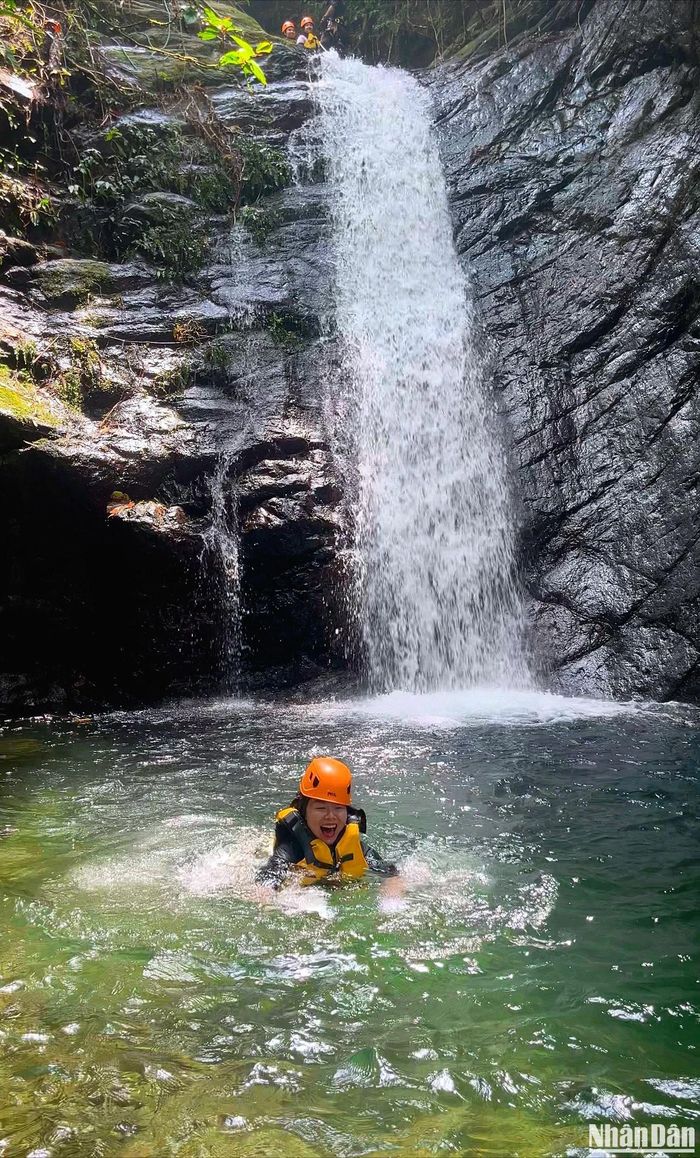 Nước chảy mạnh tạo lực cản và tiếng ồn có thể khiến người chơi canyoning lần đầu bối rối, tuy nhiên tất cả các vị trí này đều đã được nhà tổ chức tour khảo sát, thực nghiệm kỹ càng để bảo đảm tuyệt đối an toàn, phù hợp nhiều đối tượng du khách. Tới giữa thác 1, bạn chỉ việc buông tay để rơi tự do xuống hồ nước phía dưới, hòa mình vào khung cảnh thiên nhiên tuyệt đẹp. 