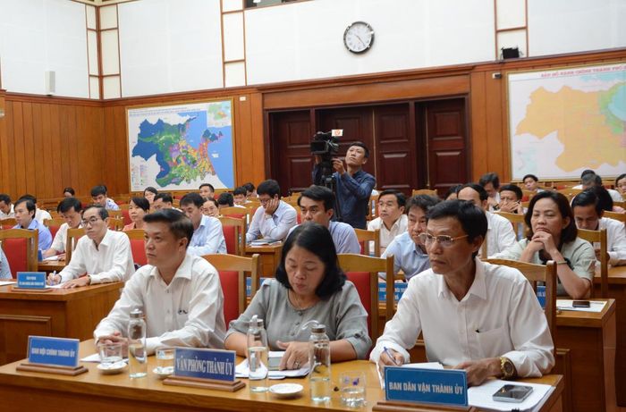 Phó Bí thư Thường trực Thành ủy Nguyễn Đình Vĩnh phát biểu chỉ đạo hội nghị.