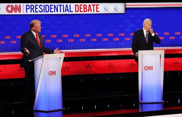 Ông Biden (phải) và ông Trump tại cuộc tranh luận trực tiếp đầu tiên ngày 27-6. Ảnh: CNN