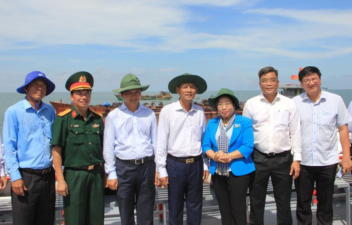Lãnh đạo tỉnh Sóc Trăng và các đơn vị có liên quan tại lễ khởi công khai thác cát biển